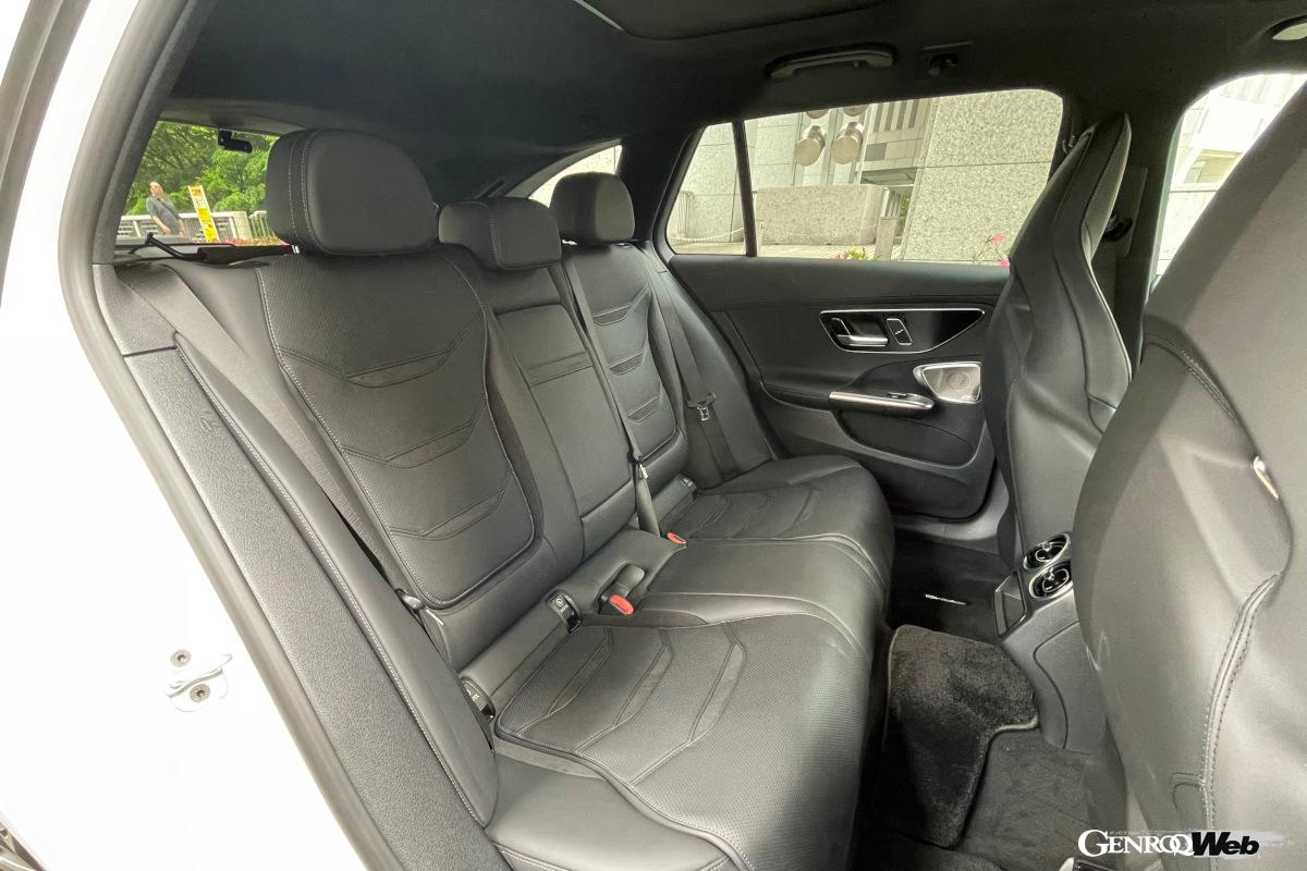 ステアリングやシートは専用品となるが、インストゥルメントパネルはCクラスと共通。ただし表示される中身はサーキットでのラップタイムを記録するロガーなどスポーツ走行もこなせる予感をさせる。