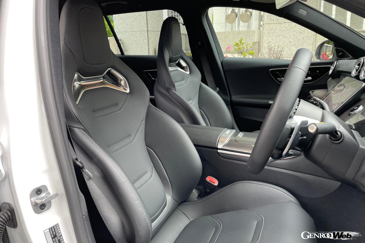 ステアリングやシートは専用品となるが、インストゥルメントパネルはCクラスと共通。ただし表示される中身はサーキットでのラップタイムを記録するロガーなどスポーツ走行もこなせる予感をさせる。