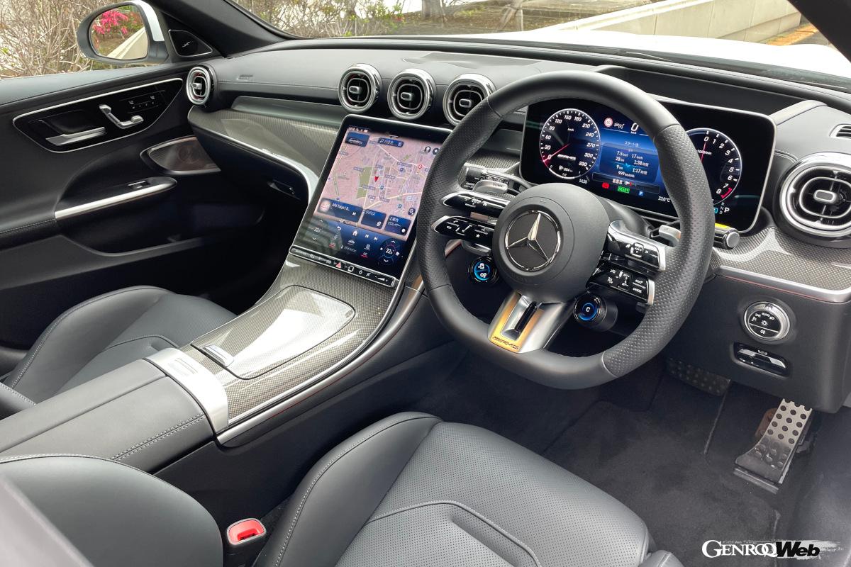 ステアリングやシートは専用品となるが、インストゥルメントパネルはCクラスと共通。ただし表示される中身はサーキットでのラップタイムを記録するロガーなどスポーツ走行もこなせる予感をさせる。