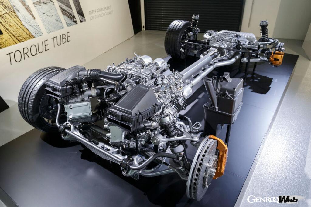 初代はV8エンジンをフロントミドに置き、ミッションをリヤアクスルに置く(つまりトランスアクスル)、AMG GT専用のプラットフォームだった。