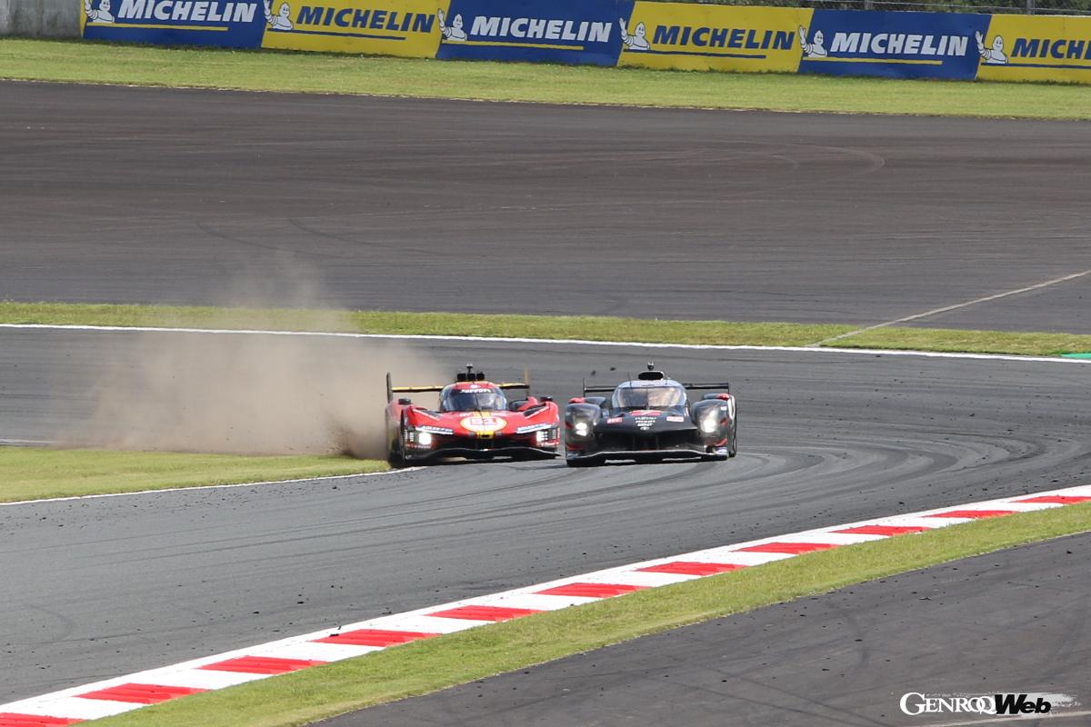 100Rで「トヨタ GR010 ハイブリッド」7号車との鍔迫り合いを演じる「フェラーリ 499P」51号車。