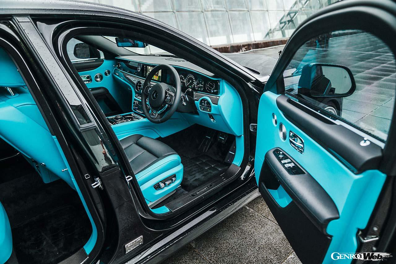 同じモデルであってもマンソリーは次々と表情を変えてくる。これは最新デザインをまとうゴーストのフルコンプリート。顔つきは威風堂々たるロールス・ロイスらしさを強調させつつ、リヤはまるでスーパースポーツみたいにスポーティな装いに。ロゴなど細部にはティファニーブルー調の差し色が入る。インテリアはぐっと華やかな雰囲気に。ロールス・ロイスのビスポークと、マンソリーの製品群、ボンド流コーディネート術の集大成だ。