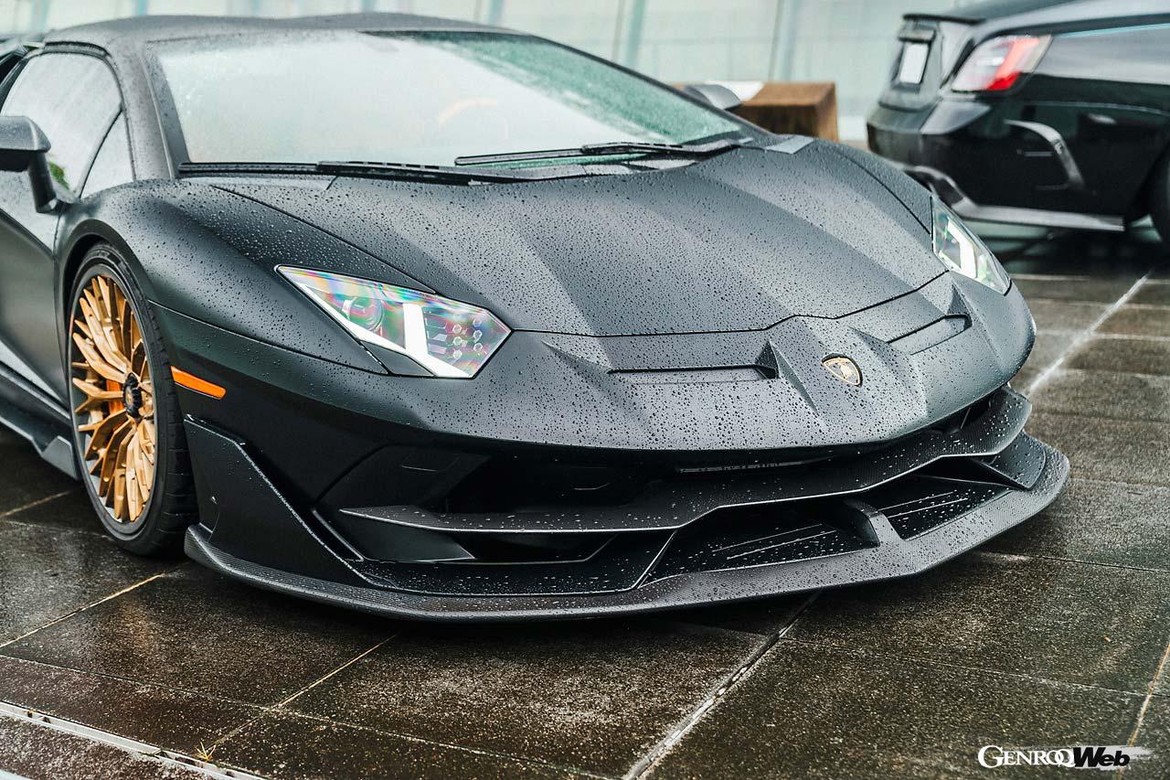 ランボルギーニ純正カーボンパーツとRYFT（リフト）製フロントリップスポイラー、ノビテック製サイドパネルやリヤフラップなどが装着される。なお、ロベルタのリフターシステムや、パワークラフトのハイブリッドエキゾーストシステムなど、メイド・イン・ジャパンの最高峰技術も採り入れられている。インテリアは、純正では黒基調のインテリアにオレンジラインのところ、特別オーダーによりそれを反転させてオレンジを際立たせた。