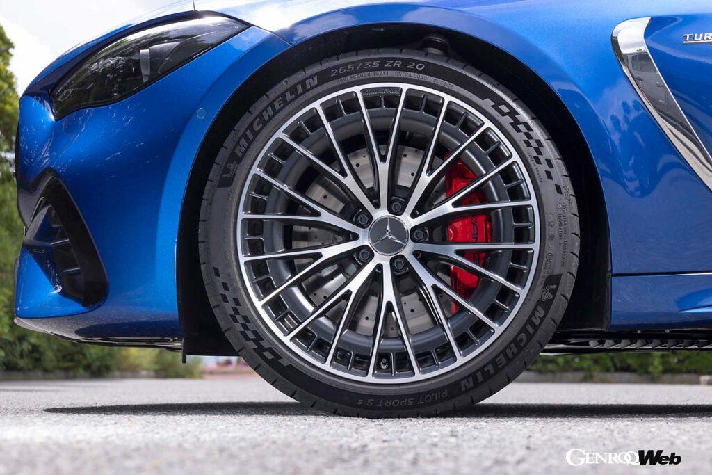 レザーエクスクルーシブパッケージを選ぶとタイヤ&ホイールは20インチに。タイヤサイズは前265/35R20、後295/30R20となる。