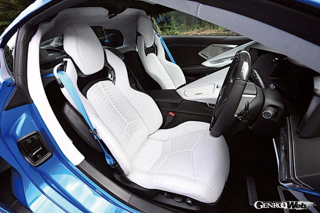 シートは快適性とホールド性に優れたGT2バケットシート。表皮はパーフォレーテッドのナッパレザーだ。シートベルトはエコイメージをアピールして?ブルーとなる(ボディカラーがレッドの場合は赤)。