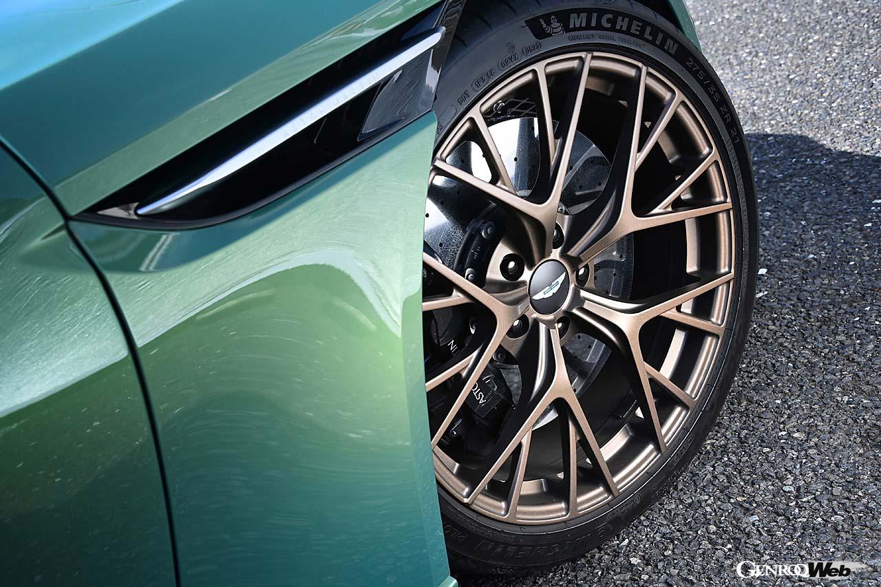 アストンマーティンとして初めてカーボンセラミックローターを標準装備。これによってバネ下重量は27kg削減されたという。