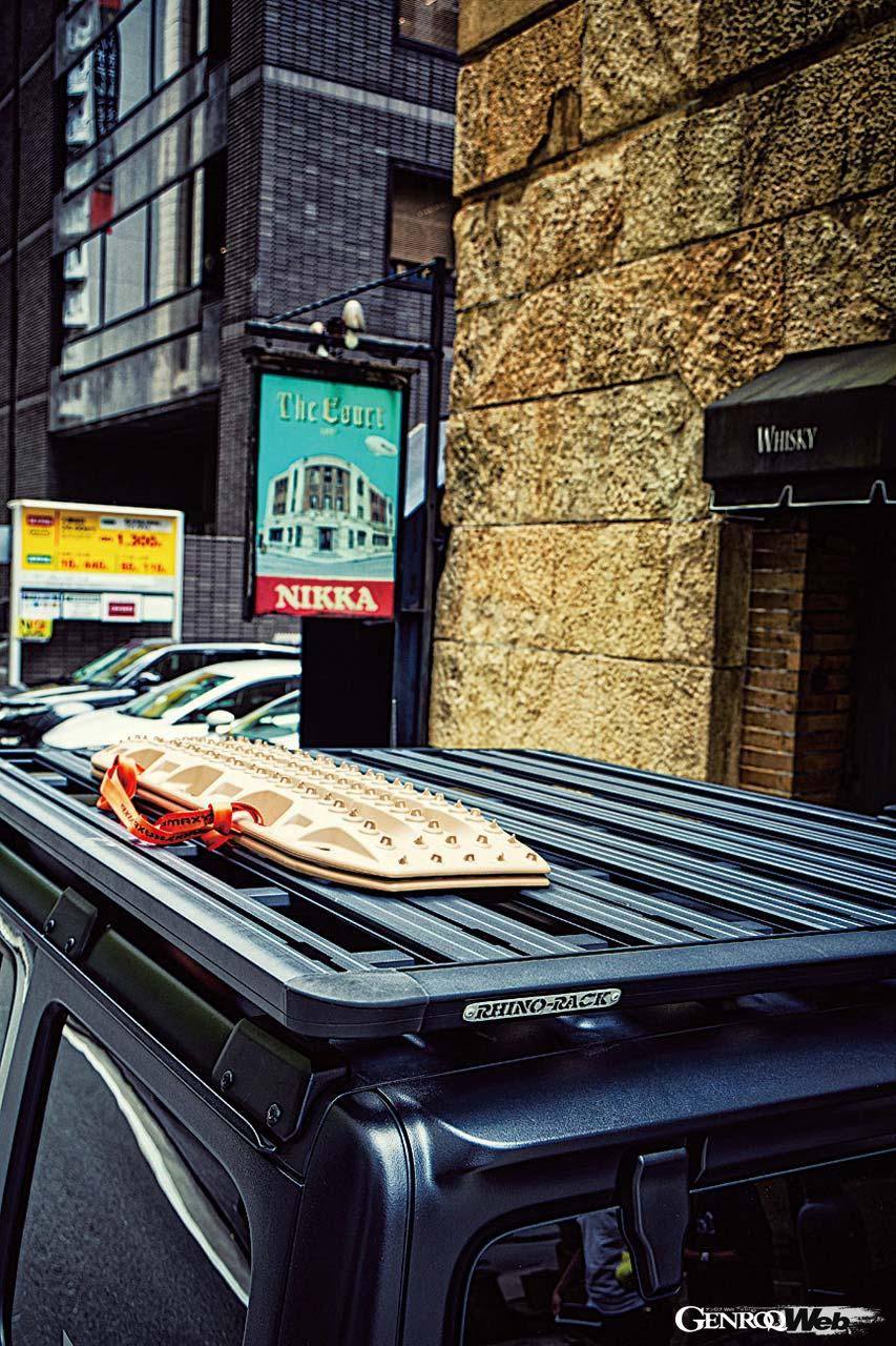 車室内に補強版を張り巡らせて、耐荷重120kgにまで高めたライノラック製フラットラック。泥や雪でスタックした際に脱出するために敷くマックストラックスのサンドラダーがさりげなく載る。