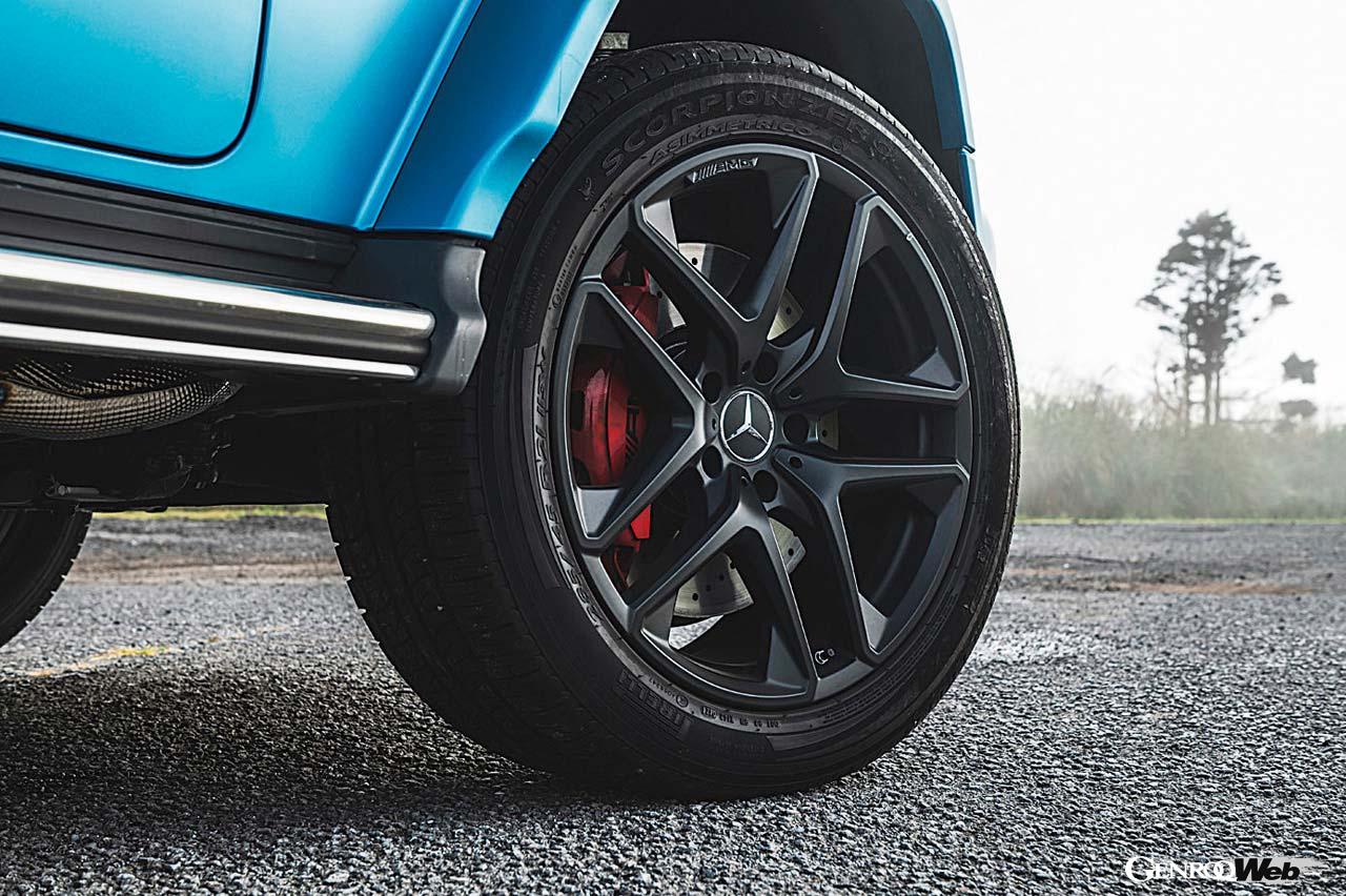 M177型4.0リッターV型8気筒ツインターボエンジンにISG＋48V電気システムを組み合わせる。0-100km/h加速はわずは4.4秒！装着タイヤはピレリ・スコーピオンゼロだ。