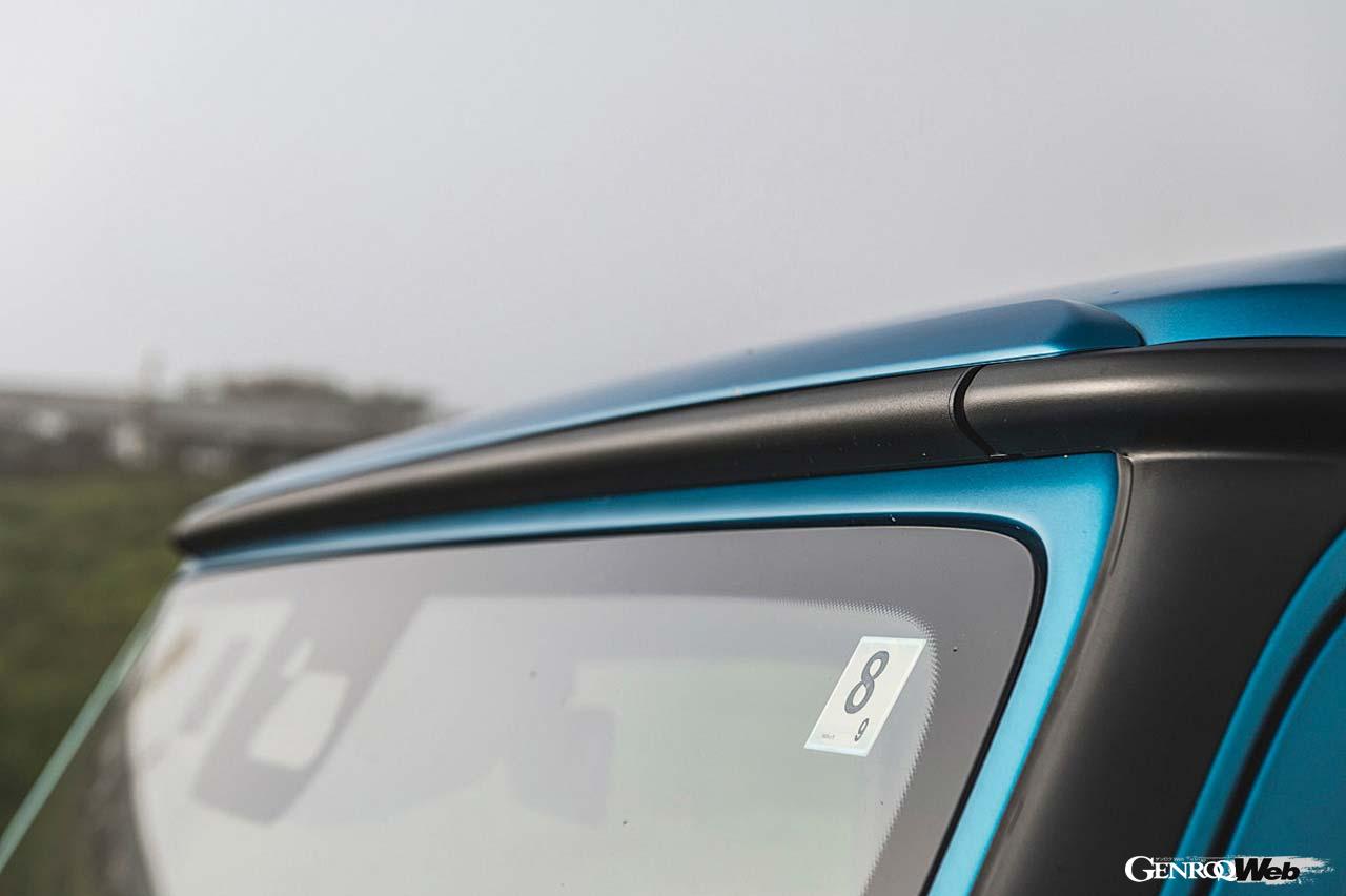 ルーフ前端にリップスポイラーを追加し、Aピラー部の形状を最適化することで、空力特性が向上している。