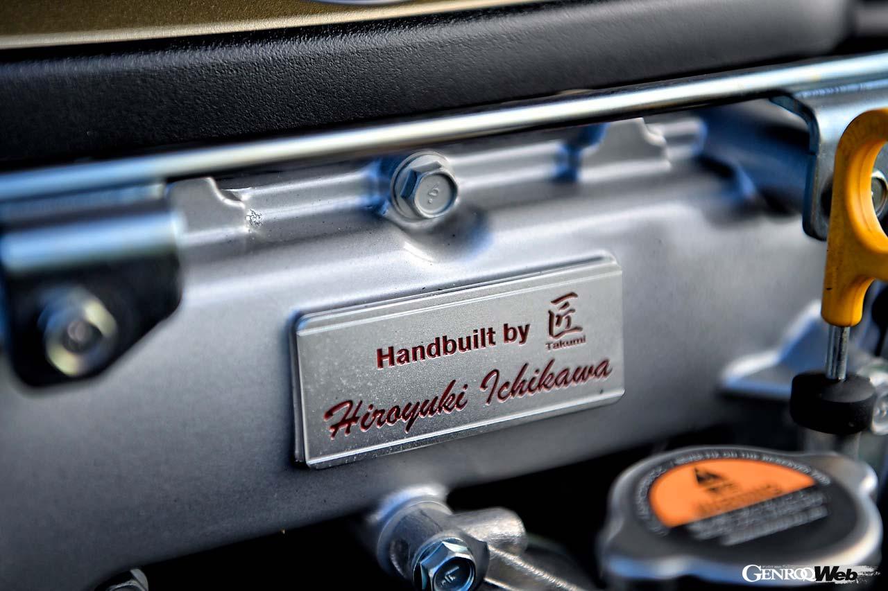 2025年モデルのT-specには、エンジンを手組みした職人「匠」の名前が赤い文字で刻まれたネームプレート、そしてゴールドのモデルナンバープレートがエンジンルーム内に貼られる。