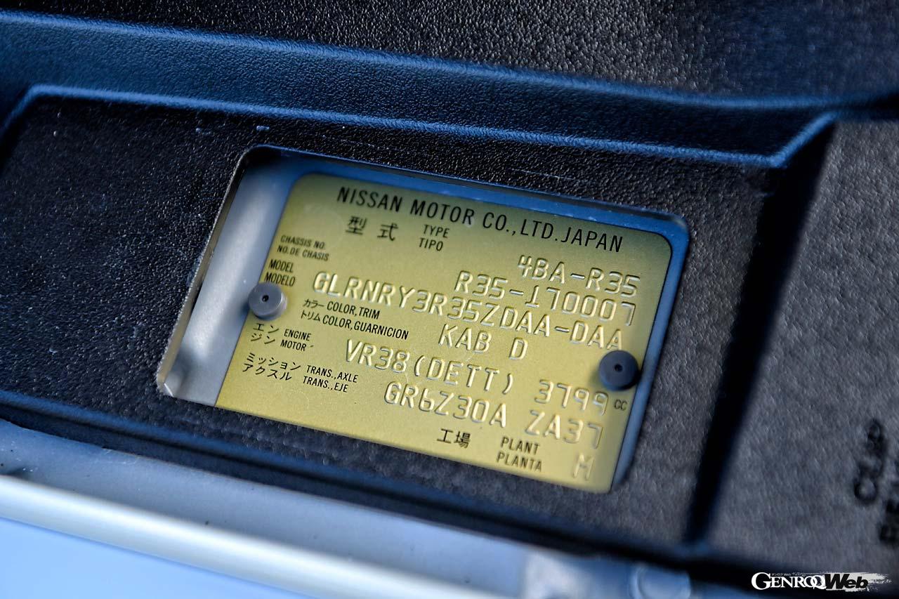 2025年モデルのT-specには、エンジンを手組みした職人「匠」の名前が赤い文字で刻まれたネームプレート、そしてゴールドのモデルナンバープレートがエンジンルーム内に貼られる。