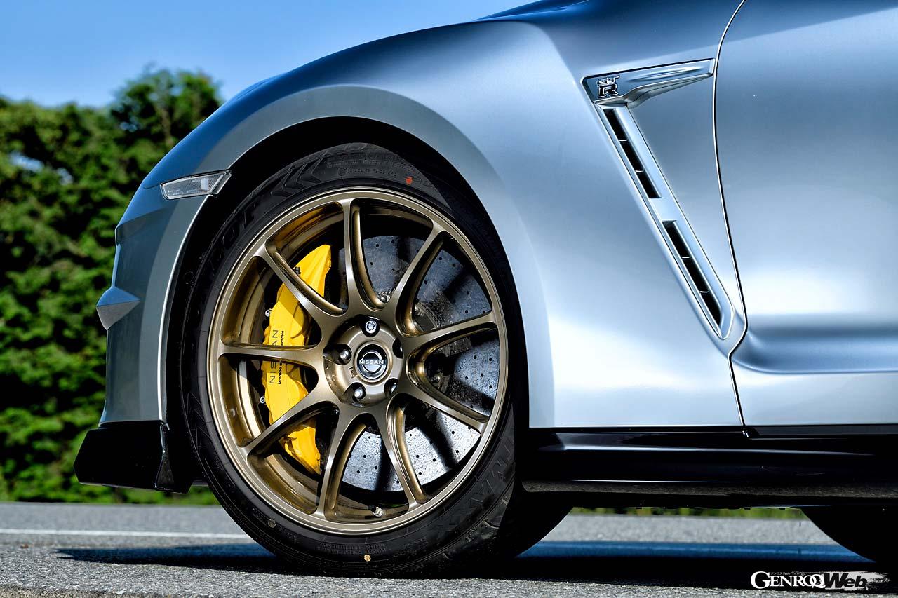 カーボンセラミックブレーキやカーボン製リヤウイングを搭載するT-specはMY22にて登場。ブロンズカラーのレイズ製ホイールはプレミアムエディションT-specのみの装備。