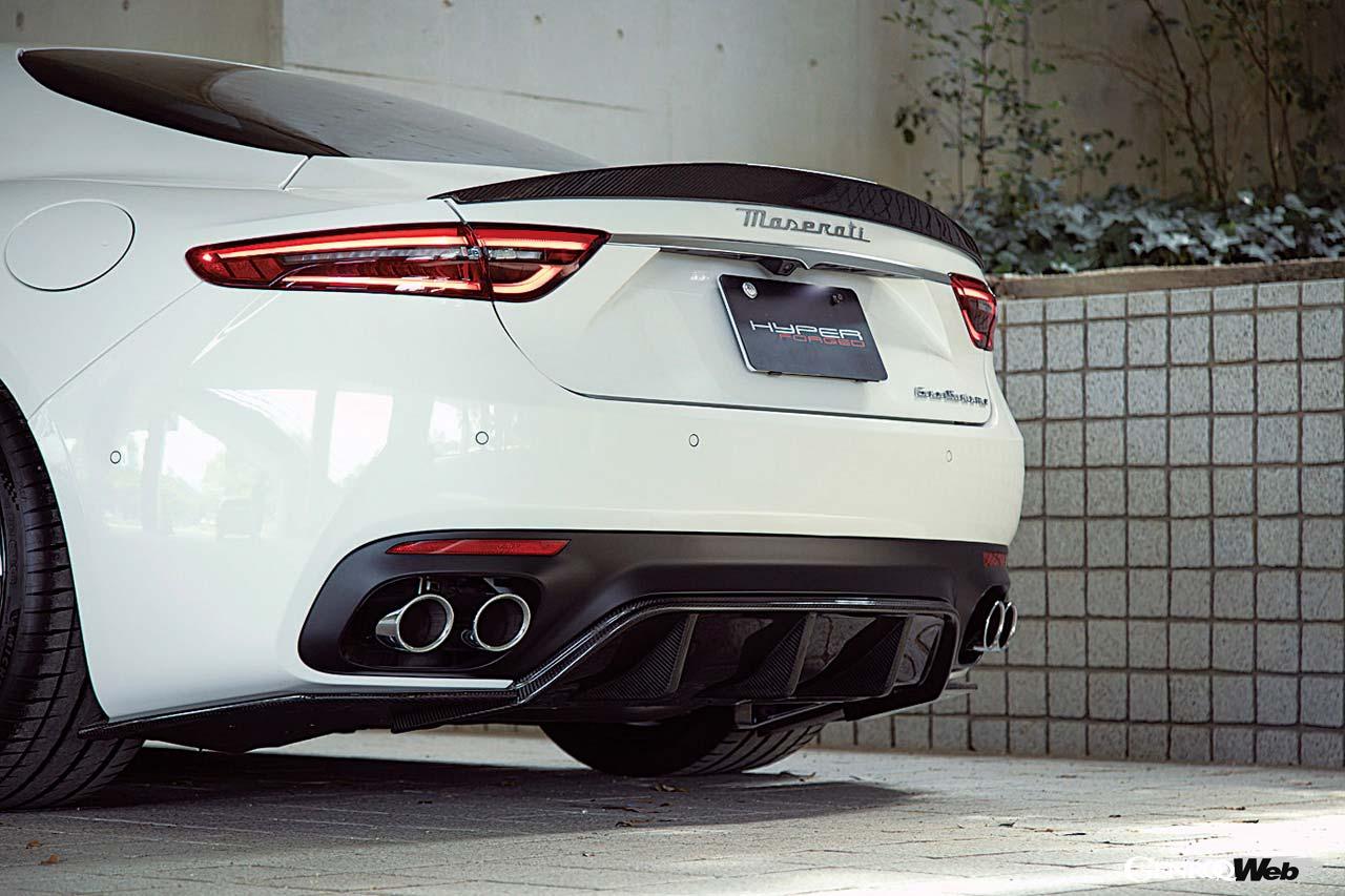 イタリアのハイブランドを中心にオリジナルエアロパーツを開発するリープデザインの最新作が2代目グラントゥーリズモだ。フロントスポイラー、サイドステップ、リヤアンダースポイラー、トランクスポイラーなどのメニューとなる。この開発車両のようにカーボンにすればぐっとスポーティに、FRPでボディ同色としてエレガントな雰囲気を強調させても良さそうだ。