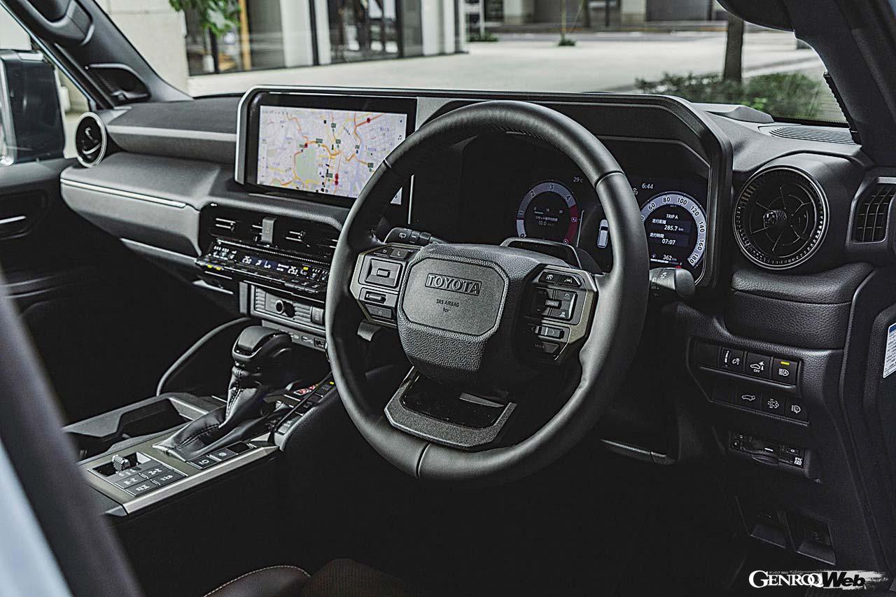 ランクル史上初となる電動パワステを採用。悪路でもクルマの姿勢を把握できるよう、水平基調のモダンなインパネデザインとしている。3列シート7人乗りと2列シート5人乗りの2タイプを設定。