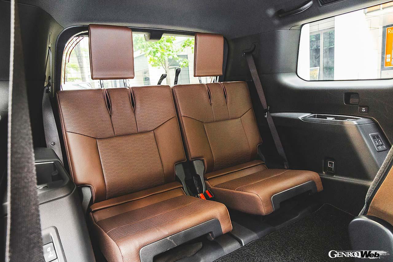 ランクル史上初となる電動パワステを採用。悪路でもクルマの姿勢を把握できるよう、水平基調のモダンなインパネデザインとしている。3列シート7人乗りと2列シート5人乗りの2タイプを設定。