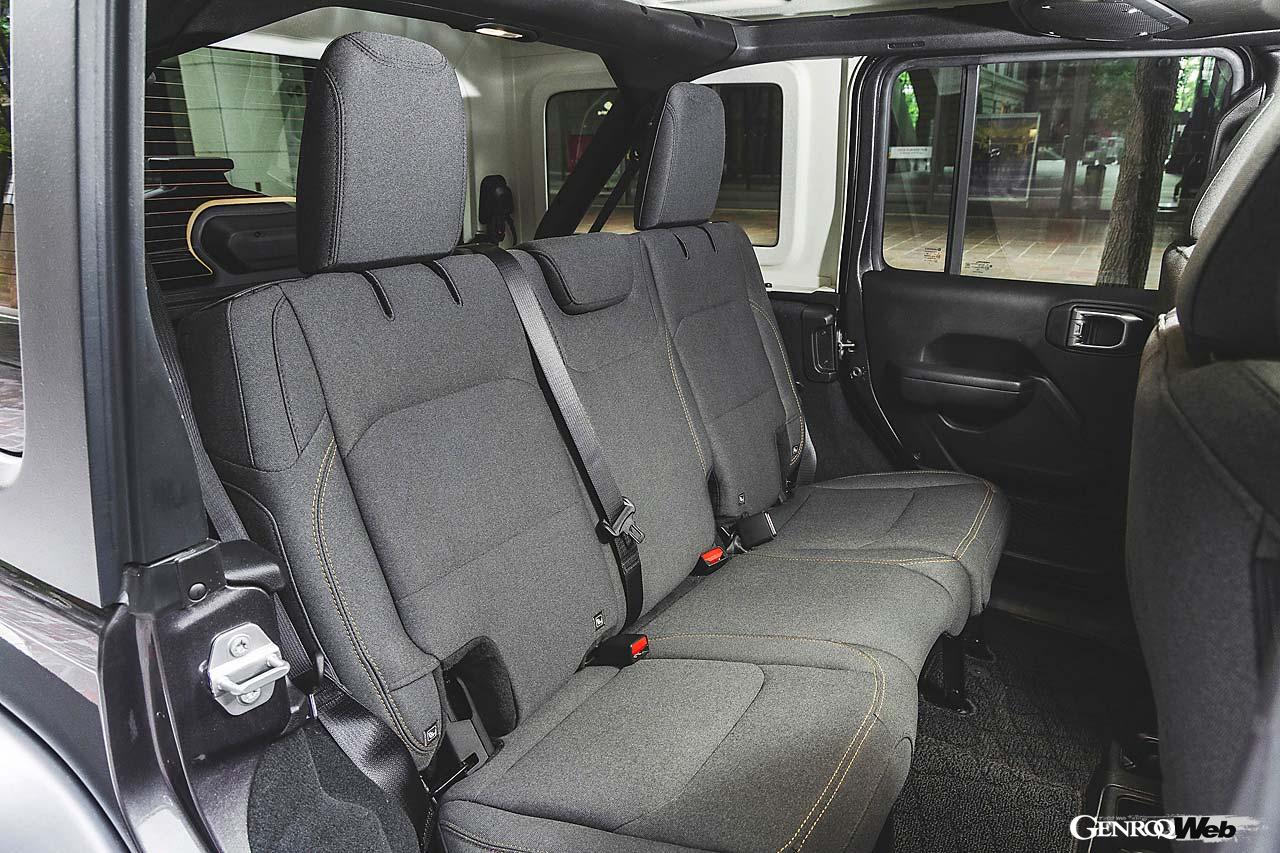 Apple CarPlayやAndroid Autoを使ってスマホと連携する12.3インチの大型タッチパネルモニターを採用。シートはいかにも無骨なデザインだが、座り心地は悪くない。