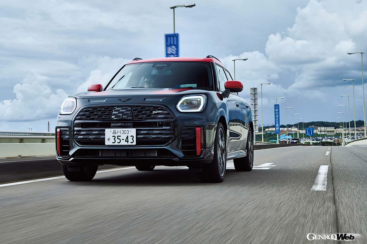 MINIカントリーマンのハイエンドグレードであるJCW。ハイパワーな2.0リッター直4ターボエンジンを搭載し、遠乗りも苦にならない。