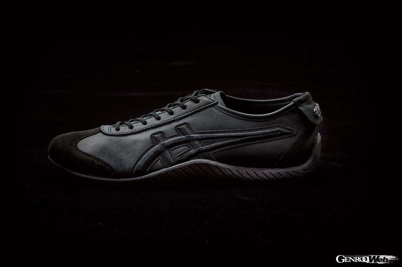 サイドとヒールに回り込んだソールが、ドライビングシューズらしい躍動感を感じさせる。カラー展開はホワイトとブラック。