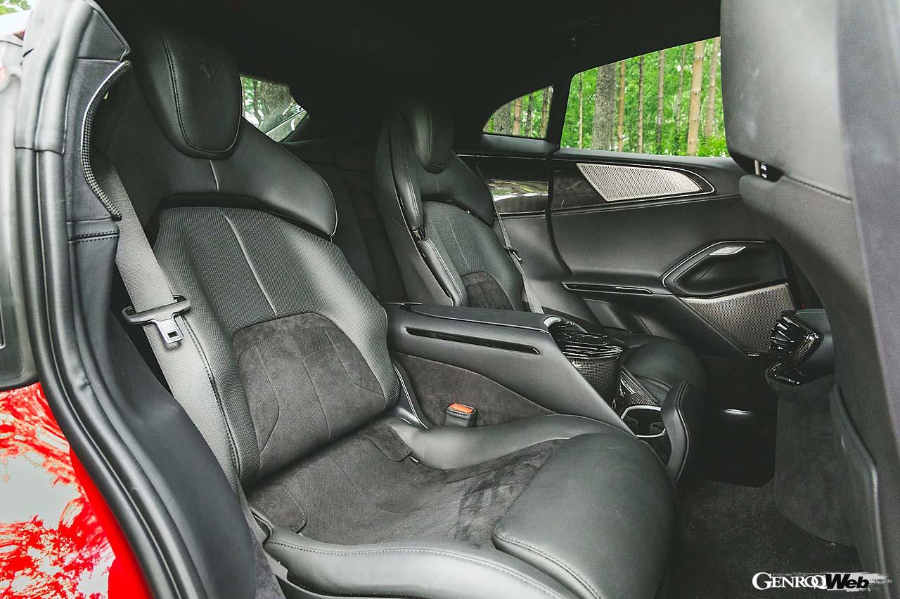 運転席と助手席を同じ雰囲気に仕立てる「デュアル・コックピット」コンセプトは、後席においても反復される。トリムに使用されるアルカンターラ、ルーフライニング、カーペットなどにはリサイクル製品を使用。