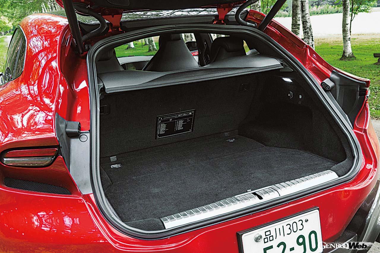 ラゲッジルーム容量はフェラーリ最大を謳う473リットル。トランスアクスル構造を採るためかフロアはやや高め。リヤシートバックは可倒機構を備え、荷室側からも展開／格納できる。