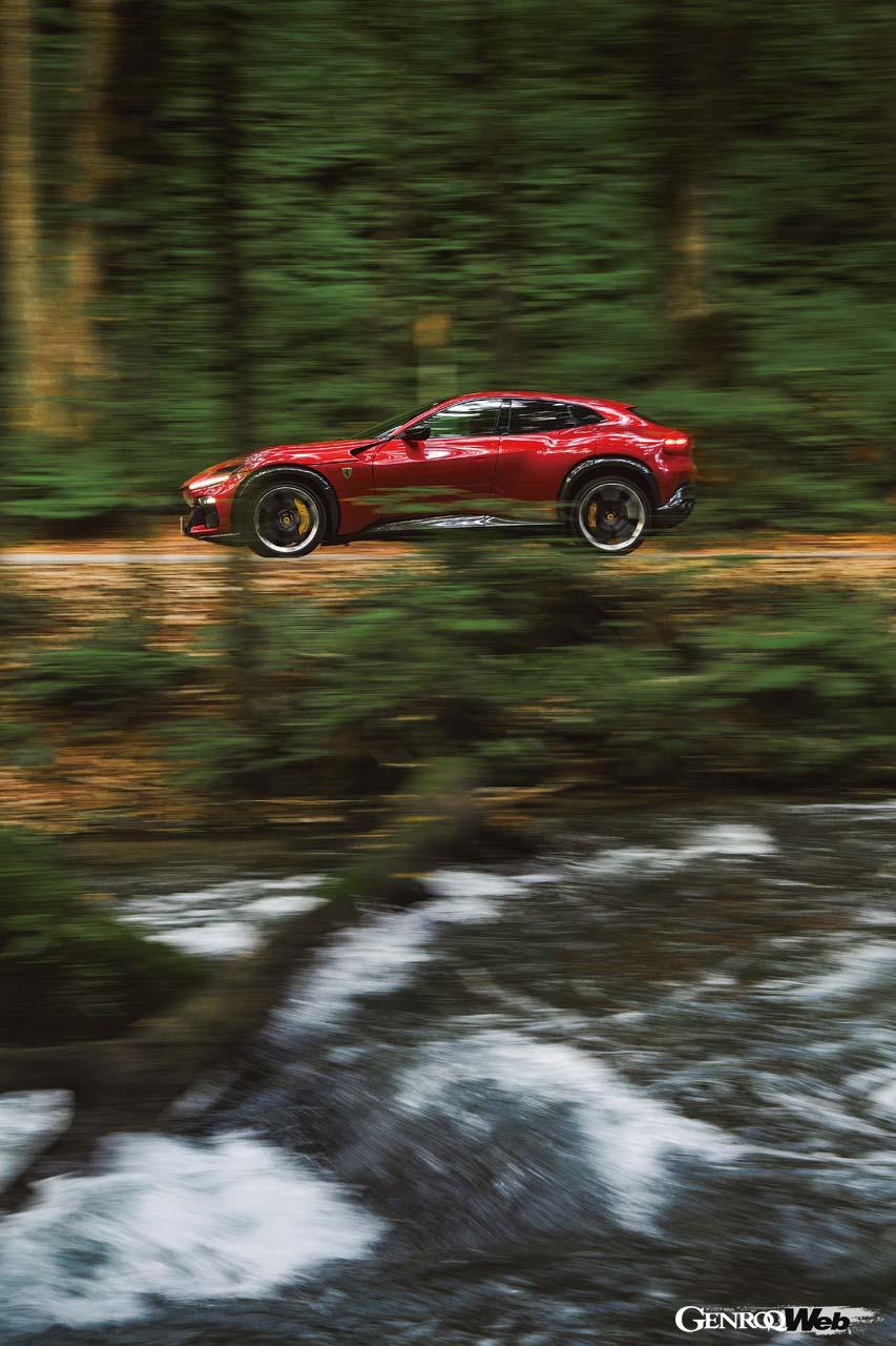 奥入瀬（おいらせ）渓流は十和田湖畔から流れ出し岩や樹林をかき分けつつ滝や清流を形成、焼山まで続く奥入瀬川の流れ。長さはおよそ14km。国道102号線を行けばクルマでも堪能できる。
