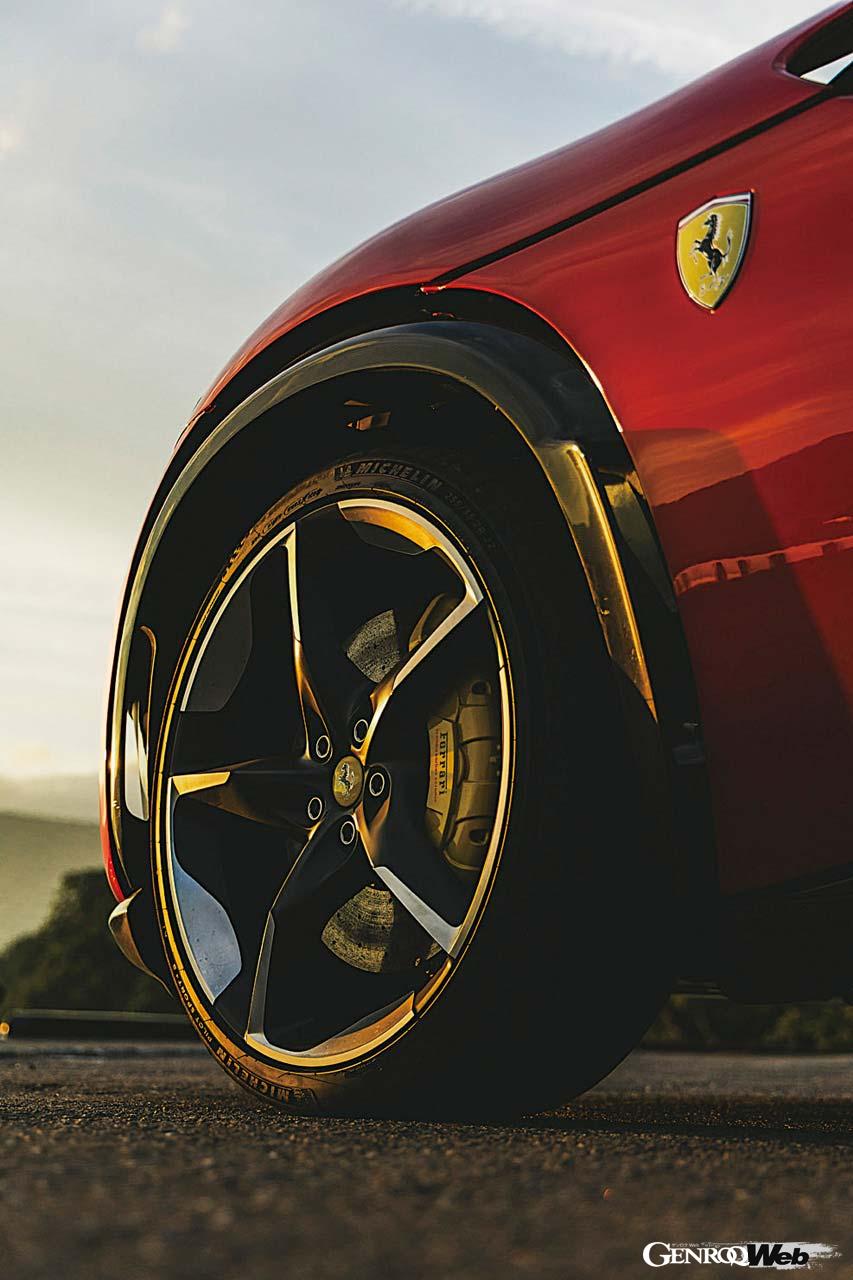 試乗車はダイヤモンドカットの鍛造ブラックマットホイール、イエローのブレーキキャリパー、チタニウムホイールボルトを装着していた。タイヤはミシュラン・パイロットスポーツ4S。