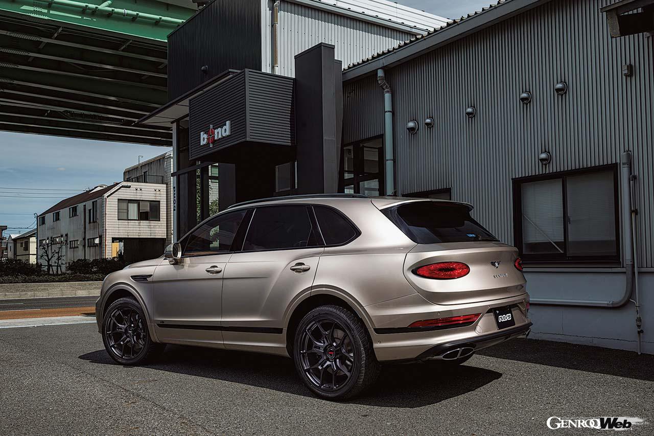 レイズの特許技術であるA.M.T.（アドバンスド・マシニング・テクノロジー）により、ブランドロゴなどがセンターパートやリムに刻まれる。センターキャップはその嵌合部にも凹凸を設けて立体感を強調。2×5本のスポークは、徐々に細くなりながらリムエンドいっぱいに到達する。スポーク間の股部には大きくエグったように駄肉処理され、軽量化を促進する。ホイール裏側の「MADE IN JAPAN」の刻印にはレイズの魂を感じる。