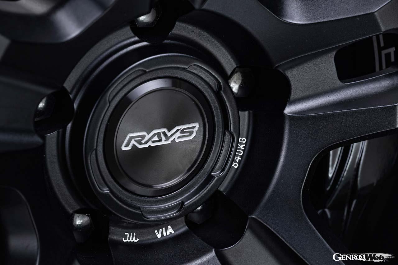 レイズの特許技術であるA.M.T.（アドバンスド・マシニング・テクノロジー）により、ブランドロゴなどがセンターパートやリムに刻まれる。センターキャップはその嵌合部にも凹凸を設けて立体感を強調。2×5本のスポークは、徐々に細くなりながらリムエンドいっぱいに到達する。スポーク間の股部には大きくエグったように駄肉処理され、軽量化を促進する。ホイール裏側の「MADE IN JAPAN」の刻印にはレイズの魂を感じる。