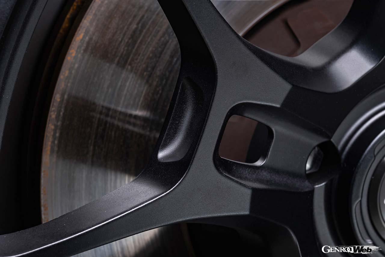 レイズの特許技術であるA.M.T.（アドバンスド・マシニング・テクノロジー）により、ブランドロゴなどがセンターパートやリムに刻まれる。センターキャップはその嵌合部にも凹凸を設けて立体感を強調。2×5本のスポークは、徐々に細くなりながらリムエンドいっぱいに到達する。スポーク間の股部には大きくエグったように駄肉処理され、軽量化を促進する。ホイール裏側の「MADE IN JAPAN」の刻印にはレイズの魂を感じる。