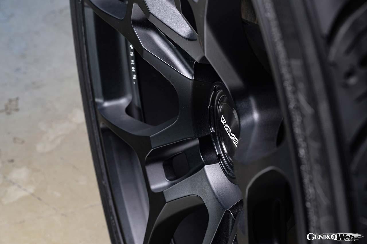 レイズの特許技術であるA.M.T.（アドバンスド・マシニング・テクノロジー）により、ブランドロゴなどがセンターパートやリムに刻まれる。センターキャップはその嵌合部にも凹凸を設けて立体感を強調。2×5本のスポークは、徐々に細くなりながらリムエンドいっぱいに到達する。スポーク間の股部には大きくエグったように駄肉処理され、軽量化を促進する。ホイール裏側の「MADE IN JAPAN」の刻印にはレイズの魂を感じる。