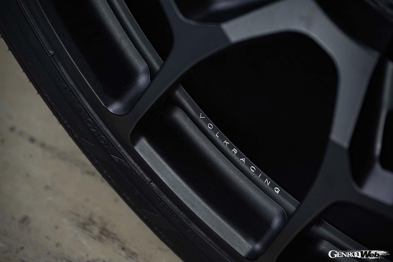 レイズの特許技術であるA.M.T.（アドバンスド・マシニング・テクノロジー）により、ブランドロゴなどがセンターパートやリムに刻まれる。センターキャップはその嵌合部にも凹凸を設けて立体感を強調。2×5本のスポークは、徐々に細くなりながらリムエンドいっぱいに到達する。スポーク間の股部には大きくエグったように駄肉処理され、軽量化を促進する。ホイール裏側の「MADE IN JAPAN」の刻印にはレイズの魂を感じる。