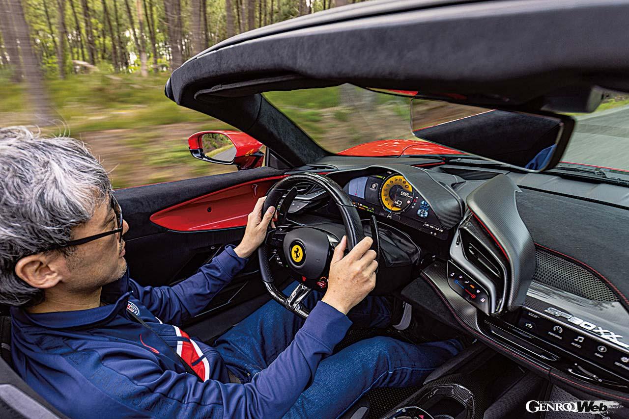 eマネッティーノはステアリングホイール中央のホーンパッド左下に配置される。1030PSは「クオリファイング」モードで発揮できる。