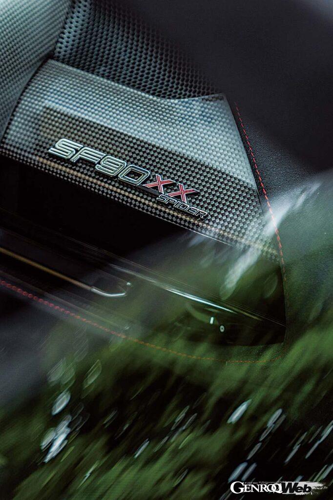 SF90スパイダーをさらに過激に仕立てたスペチアーレ、SF90 XX スパイダーに試乗した。4.0リッターV8ツインターボに3モーターを組み合わせてシステム最高出力1030PSを誇る、最速のオープントップフェラーリは一般道でも最強なのか? フランスのオートルートと郊外で検証した。