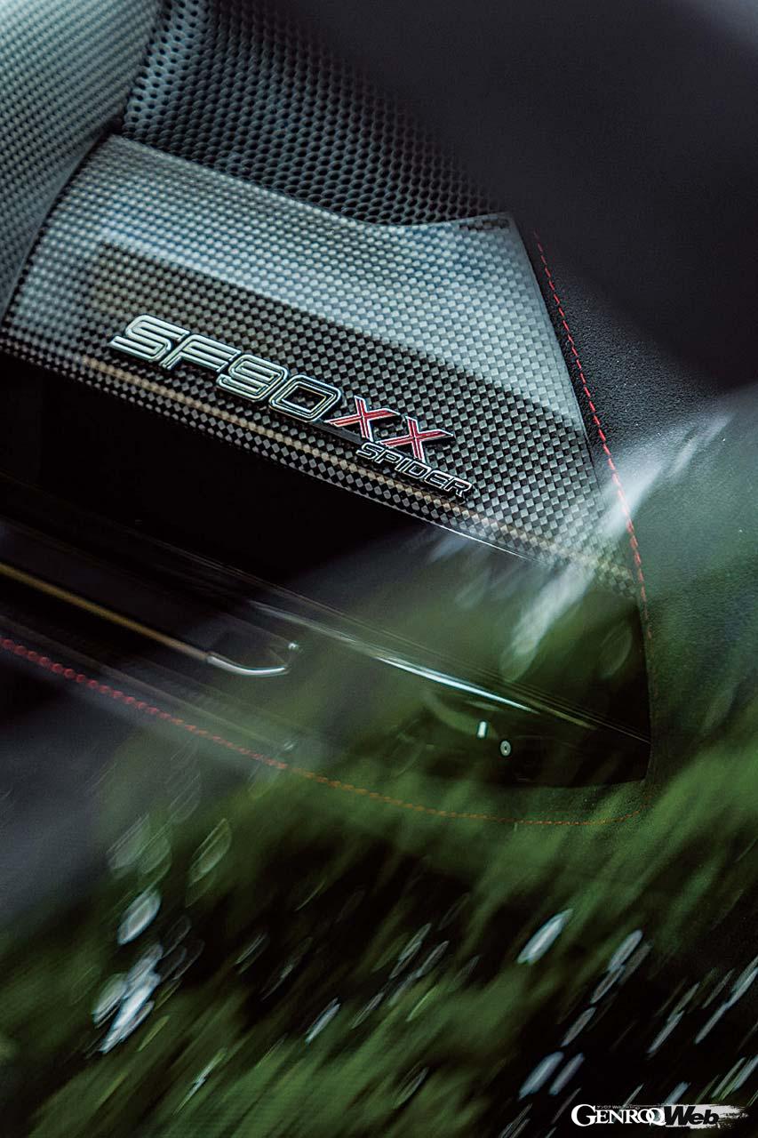 SF90スパイダーをさらに過激に仕立てたスペチアーレ、SF90 XX スパイダーに試乗した。4.0リッターV8ツインターボに3モーターを組み合わせてシステム最高出力1030PSを誇る、最速のオープントップフェラーリは一般道でも最強なのか？ フランスのオートルートと郊外で検証した。