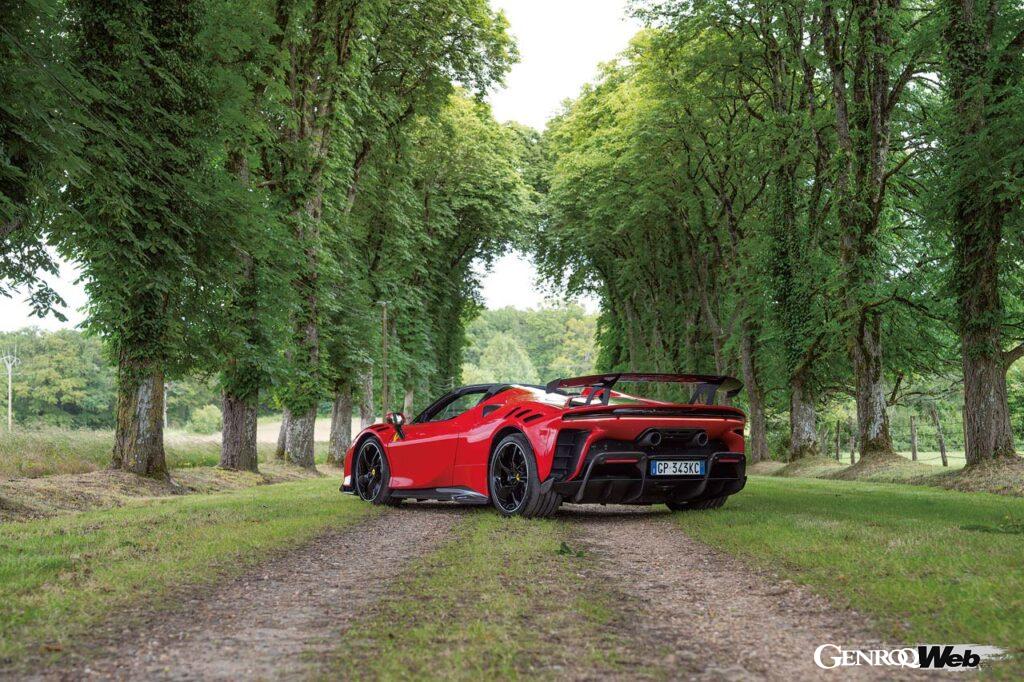 SF90スパイダーをさらに過激に仕立てたスペチアーレ、SF90 XX スパイダーに試乗した。4.0リッターV8ツインターボに3モーターを組み合わせてシステム最高出力1030PSを誇る、最速のオープントップフェラーリは一般道でも最強なのか? フランスのオートルートと郊外で検証した。