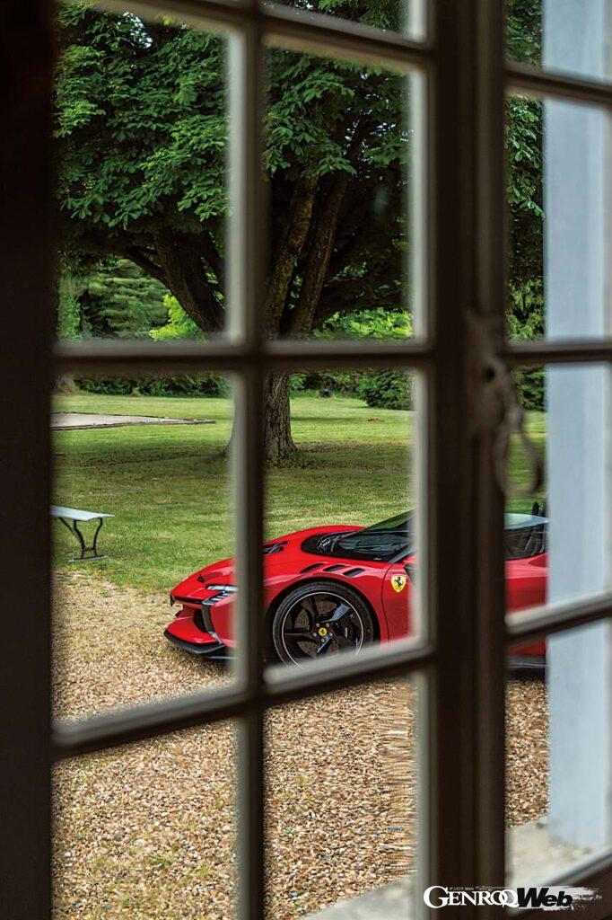 SF90スパイダーをさらに過激に仕立てたスペチアーレ、SF90 XX スパイダーに試乗した。4.0リッターV8ツインターボに3モーターを組み合わせてシステム最高出力1030PSを誇る、最速のオープントップフェラーリは一般道でも最強なのか? フランスのオートルートと郊外で検証した。