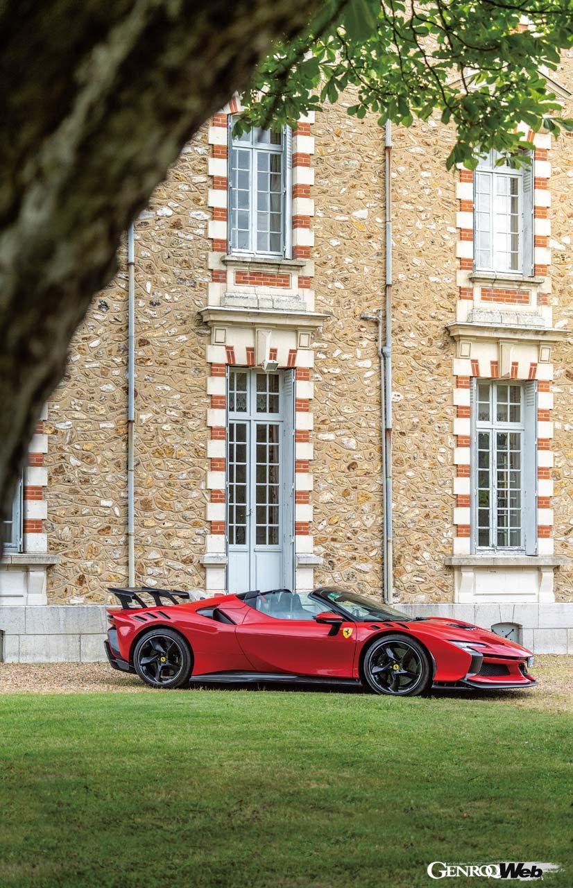 SF90スパイダーをさらに過激に仕立てたスペチアーレ、SF90 XX スパイダーに試乗した。4.0リッターV8ツインターボに3モーターを組み合わせてシステム最高出力1030PSを誇る、最速のオープントップフェラーリは一般道でも最強なのか？ フランスのオートルートと郊外で検証した。