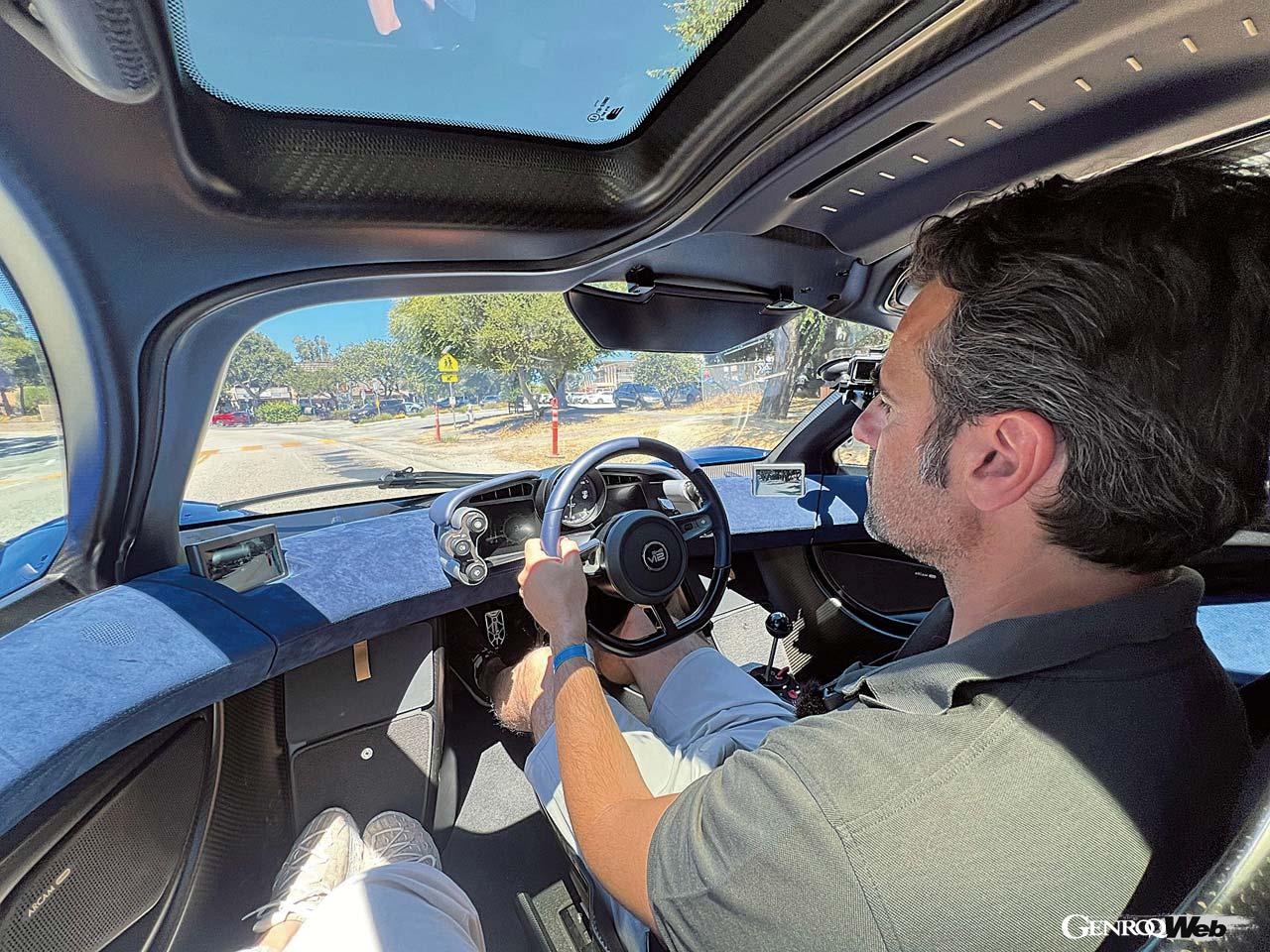 センターシートを採用するT.50。フォーミュラマシンのような運転感覚と3名乗車の実用性を両立する。