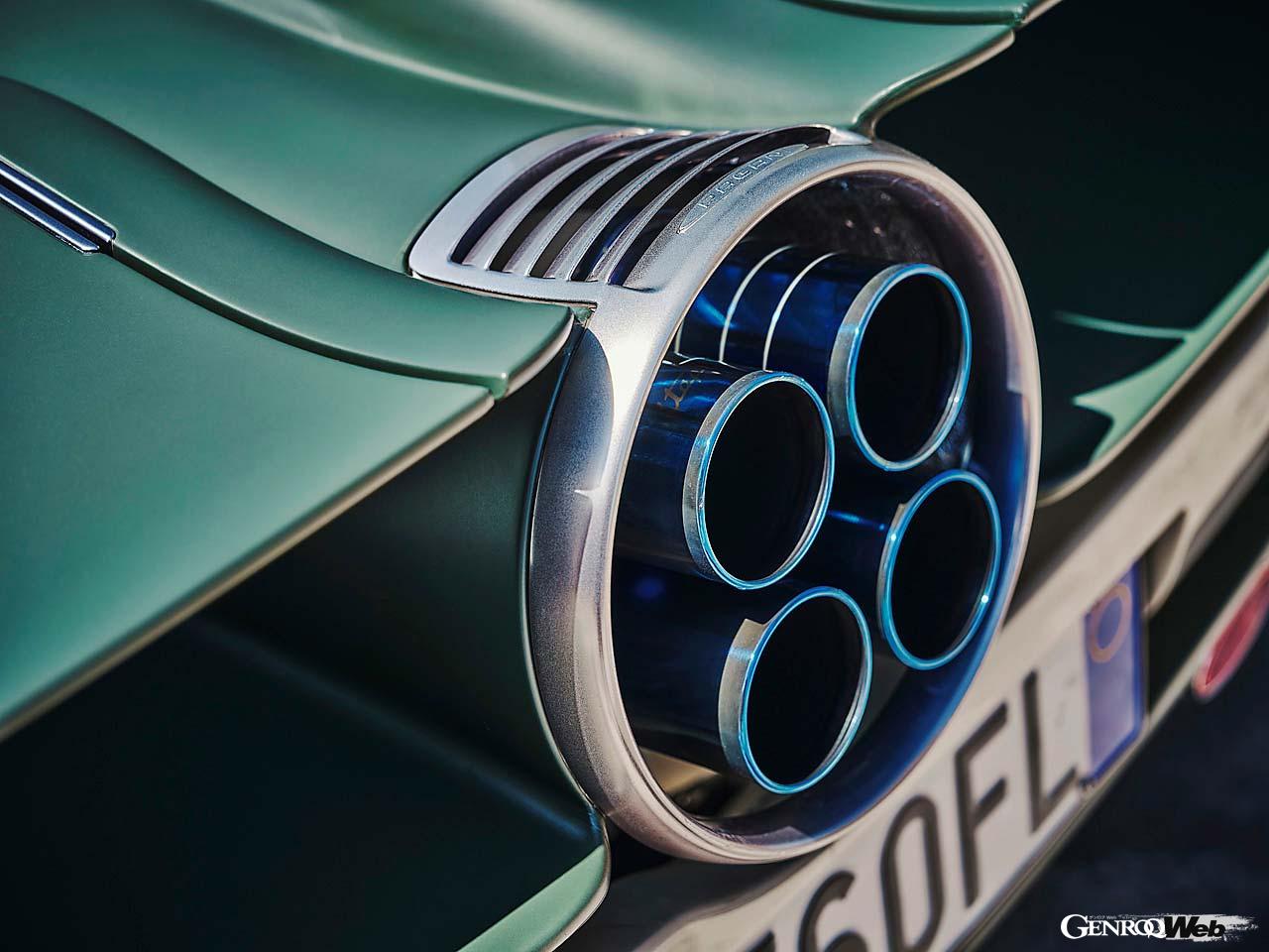 リヤの中央に配置される4本出しのマフラーのビジュアルは今やパガーニのアイコンとなっている。