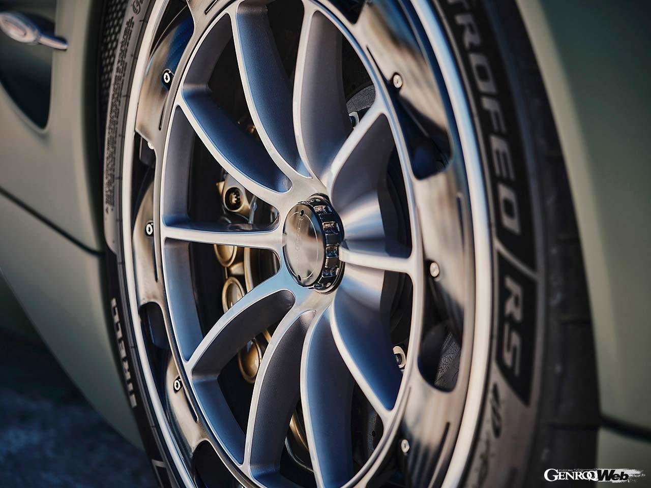 センターロックのホイールはエアロダイナミクスを考えたデザイン。フロントブレーキは6ポットだ。