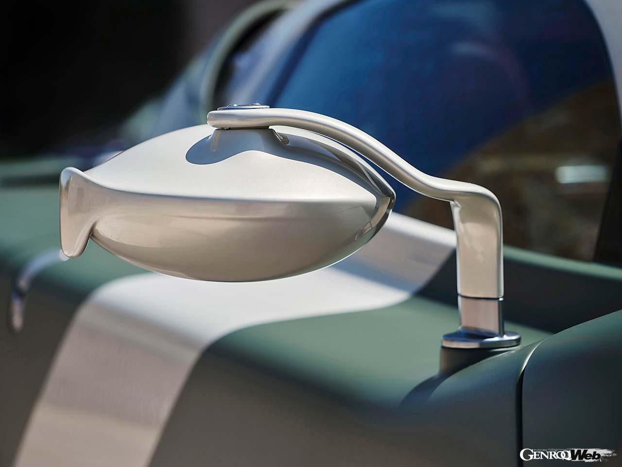 ミラーやライトなどのパーツ類にもパガーニのデザインと美へのこだわりが見える。