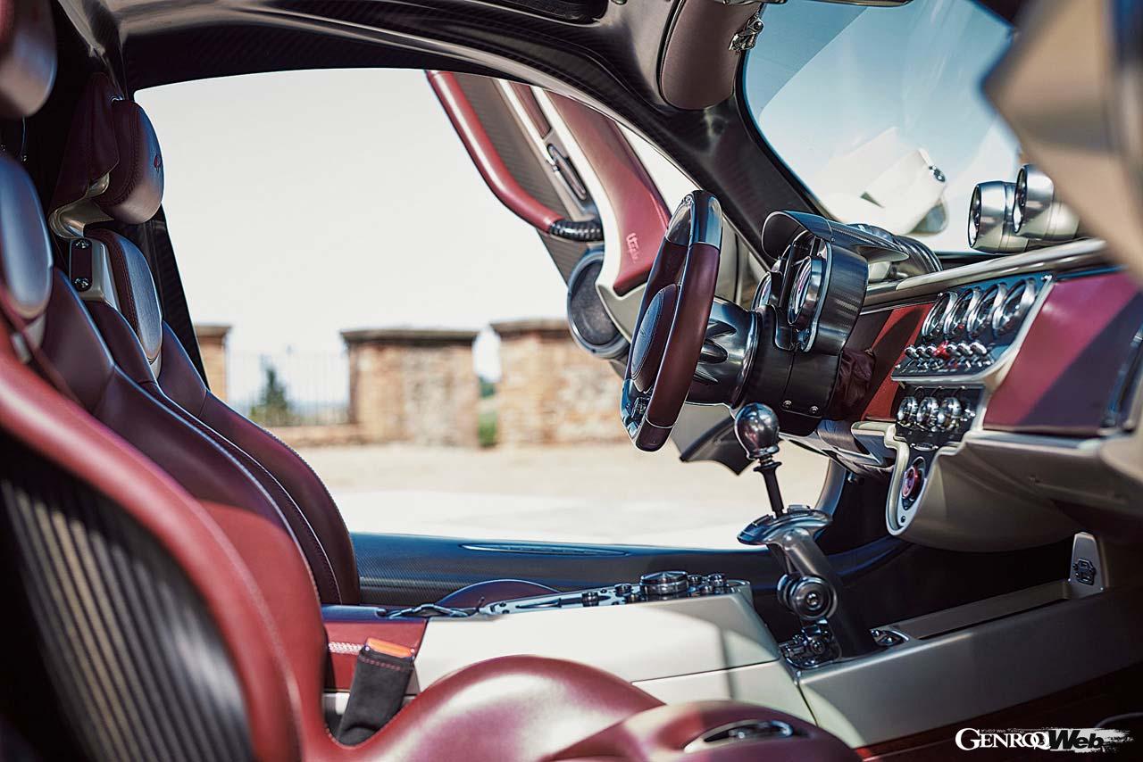 アナログメーターを多く使用するインテリアはパガーニならではのクラシックな雰囲気。ペダルやシフト周りはすべてアルミ削り出しのパーツだ。