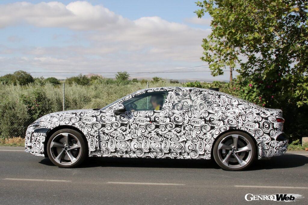 過去にアバント(ステーションワゴン)は何度か目撃されているが、セダンボディは今回初めてのことだ。