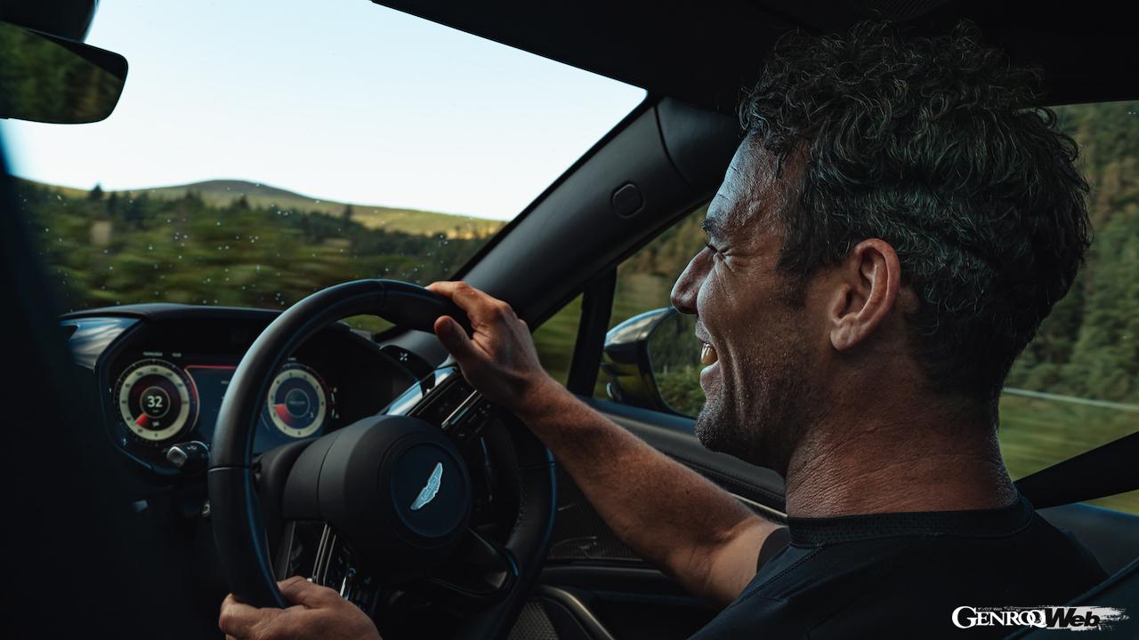 現在も英国のマン島に住むマーク・カヴェンディッシュの元に、新たな愛車としてフォトンライムの「アストンマーティン DBX707」がデリバリーされた。