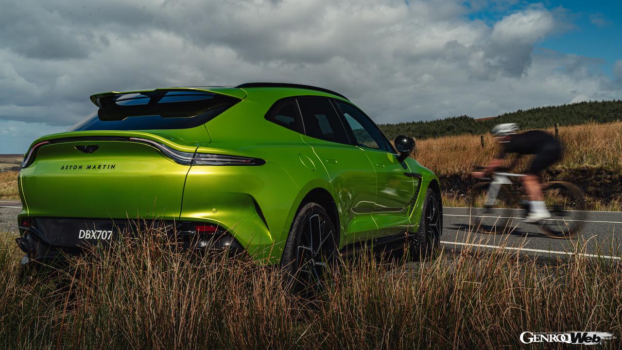 フォトンライムの「アストンマーティン DBX707」とともに、トレーニングを行うマーク・カヴェンディッシュ。