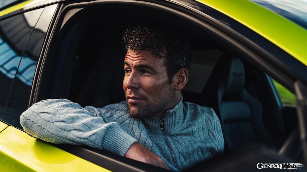 現在も英国のマン島に住むマーク・カヴェンディッシュの元に、新たな愛車としてフォトンライムの「アストンマーティン DBX707」がデリバリーされた。