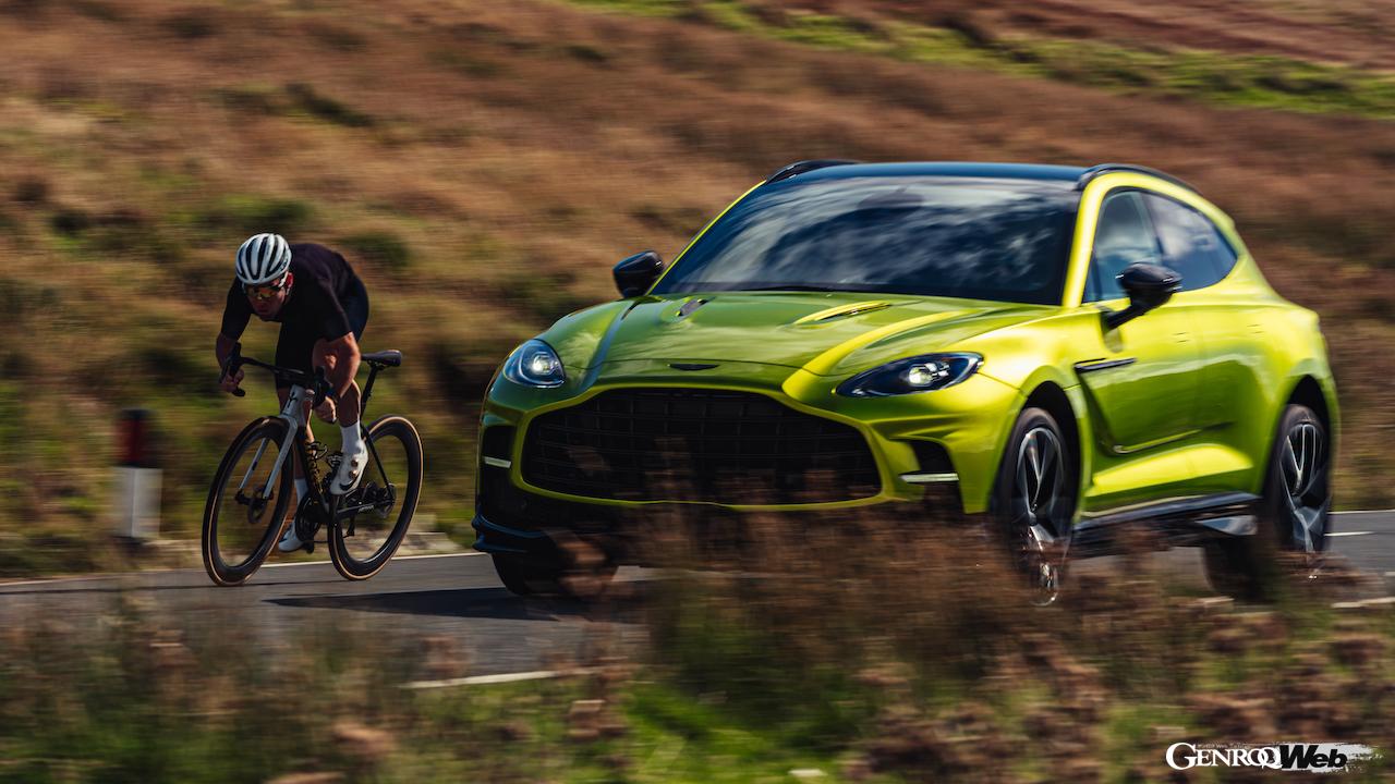 フォトンライムの「アストンマーティン DBX707」とともに、トレーニングを行うマーク・カヴェンディッシュ。