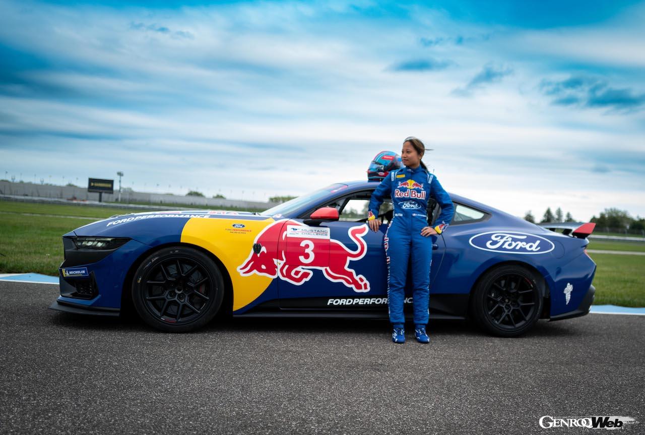 クロエ・チェンバースと、彼女が今週末ステアリングを握る「フォード マスタング ダークホース R」。