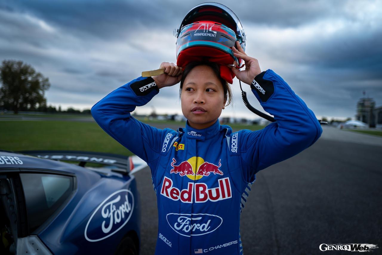 クロエ・チェンバースと、彼女が今週末ステアリングを握る「フォード マスタング ダークホース R」。