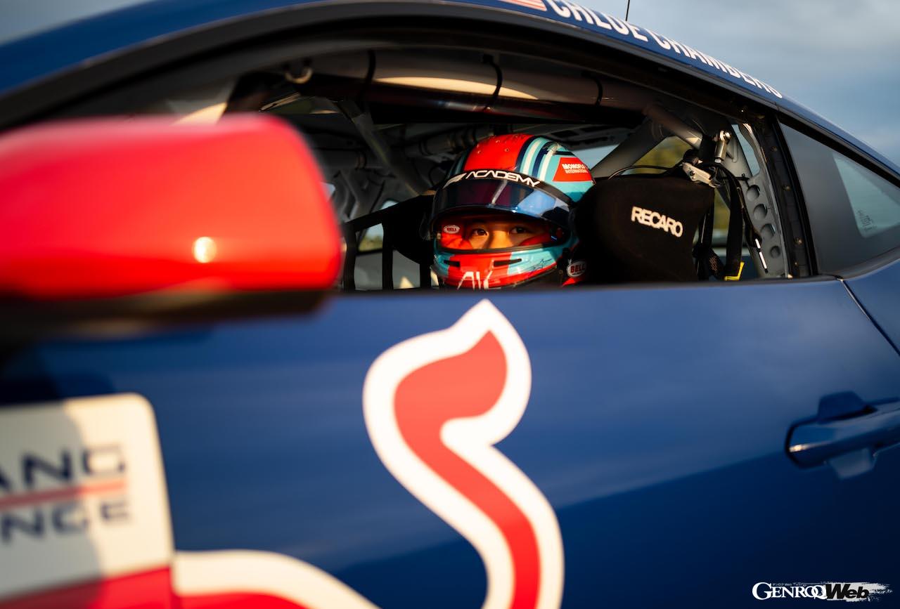 クロエ・チェンバースと、彼女が今週末ステアリングを握る「フォード マスタング ダークホース R」。